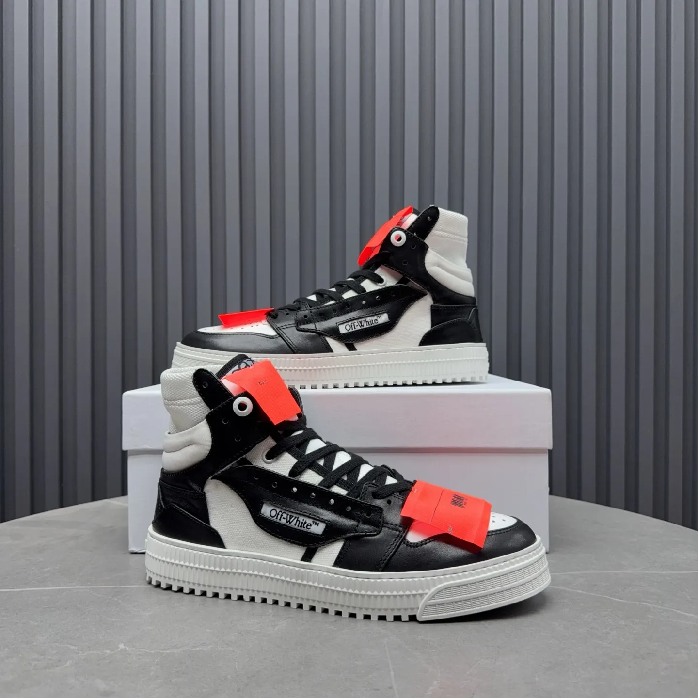 [OFF WHITE] P: 740💰Couple model👫, Size: Female 35-40. Male 39-44 (45.46 customized) High-quality version👊 "Out of office" series original molding, original lasting, production process 1:1 original ➰OFF GRAY WHITE OW ➰ First-layer cowhide, imported skin-friendly and environmentally friendly polyester mesh, original molding, high elasticity and environmentally friendly molding pad Made with the original lasting process. The original molded rubber outsole (never yellows and deforms) has a super correct shape, bright color and strong three-dimensional effect👍. Packaging💯Full set of packaging synchronized with the official website (branded paper, certificate of quality, branded cloth bag)